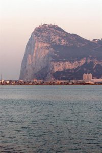 Gibraltar condena la "provocación orquestada" y "peligrosa" de los pescadores de Algeciras