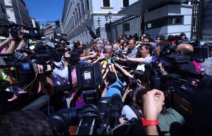 Toxo Y Méndez Entregan En El Congreso Una Carta Para Posada