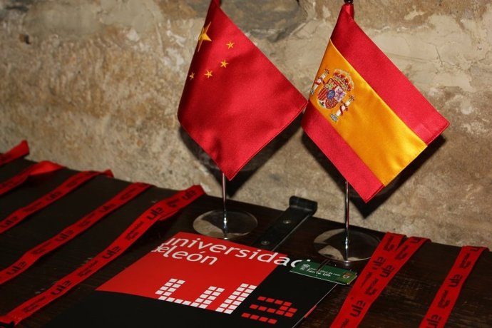 Banderas China Y Española En La Universidad De León Como Símbolo De Su Relación 