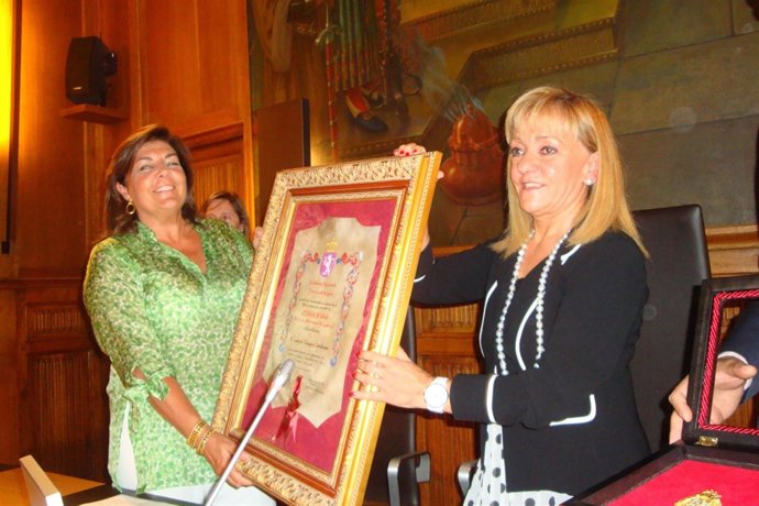 Carrasco Entrega Hace Entrega La Medalla De Oro A Un Familiar De Antonio Vázquez