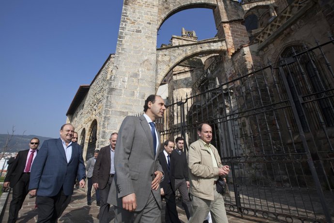 Diego Visita La Iglesia De Santa Maria De La Asuncion De Castro Urdiales