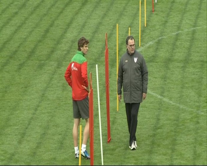 Bielsa Y Llorente En El Entrenamiento De Hoy En Lezama