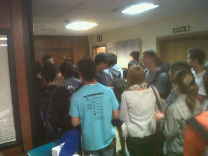 Los Jóvenes Que Han Ocupado La Conselleria De Educación