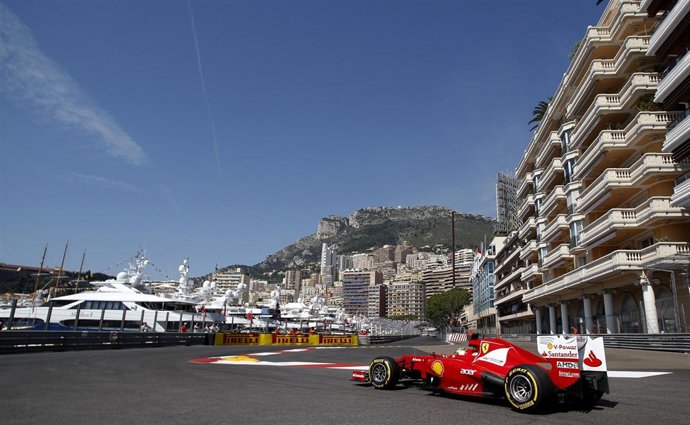 El Piloto Español Fernando Alonso Por Las Calles De Montecarlo