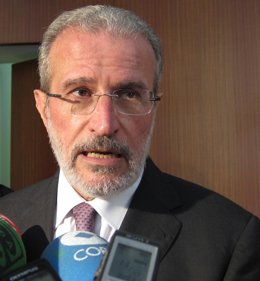 Esteban Morcillo Atendiendo A Los Medios De Comunicación