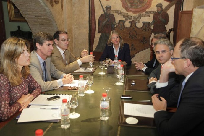 La alcaldesa de Marbella, Ángeles Muñoz, con empresarios 