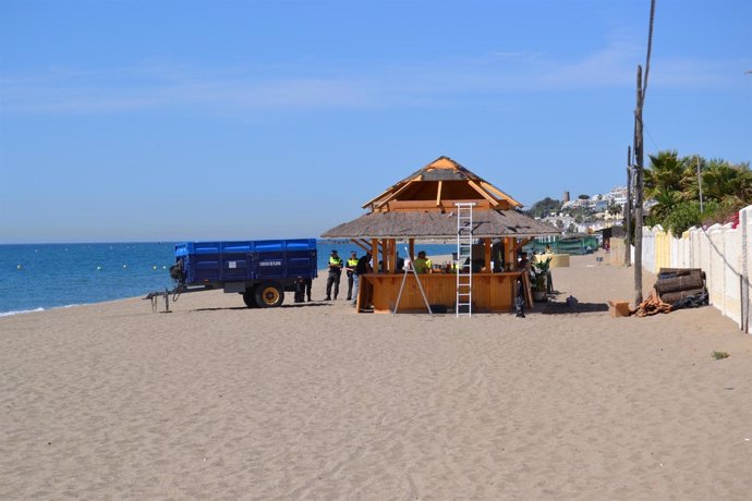 Un quiosco ilegal de playa en Mijas desmontaje 