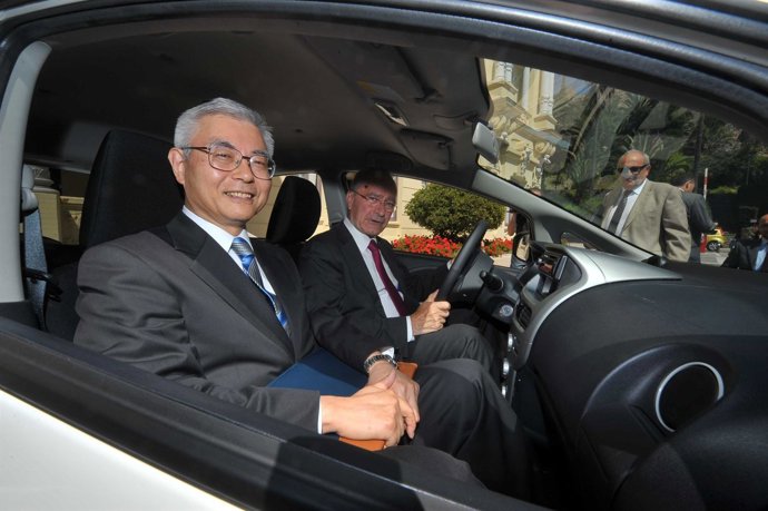 Kazuo Furukawa, presidente de NEDO, y el alcalde de Málaga