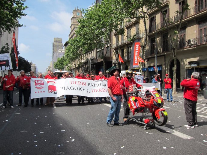 Trabajadors De Derbi Se Manifiestan En Barcelona