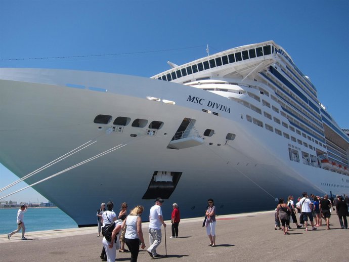 MSC Divina Durante Su Escala En El Puerto De Valencia.