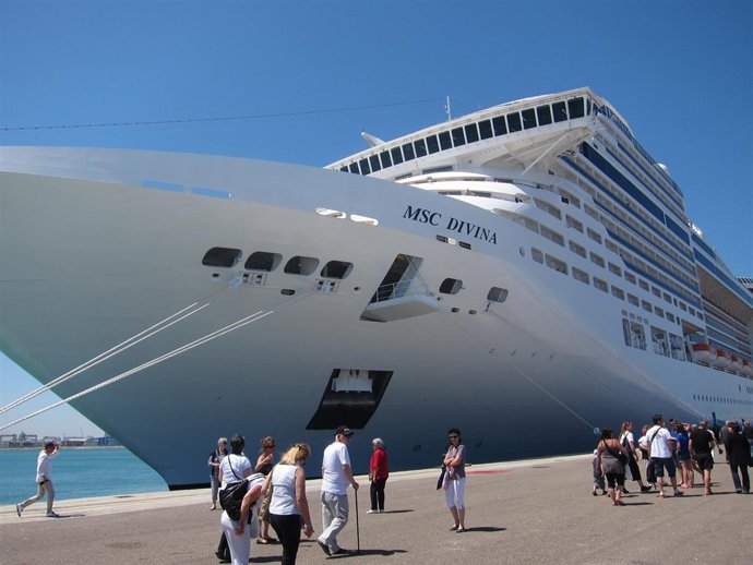 MSC Divina Durante Su Escala En El Puerto De Valencia.