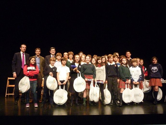 El Consejero José Iribas Con Los Alumnos En El Concurso Spellin Bee.