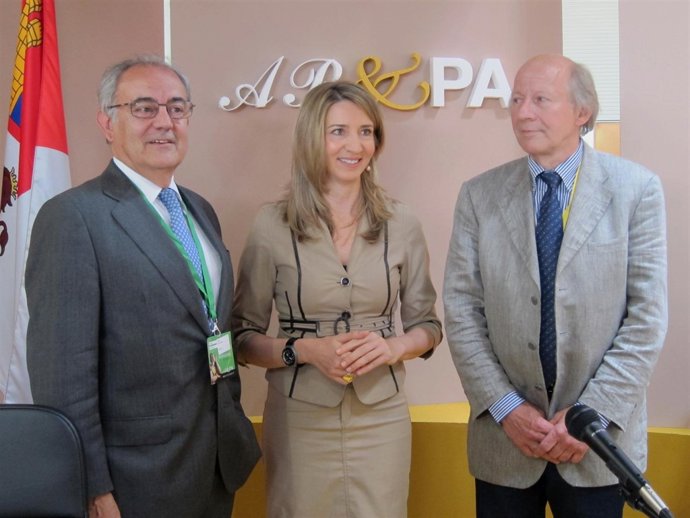 Alicia García, flanqueada de izquierda a derecha por Cortés y Chapui.