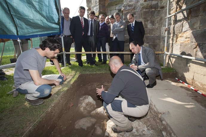 Diego Atiende A Las Explicaciones De Los Técnicos En La Iglesia De Santa Maria