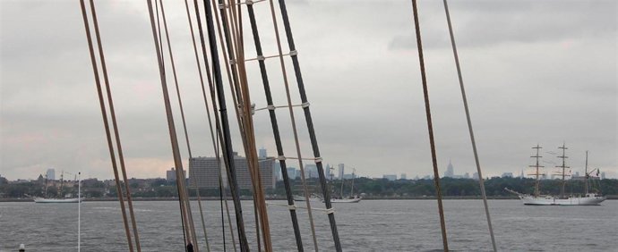 Elcano Adelantando Buques Escuela Para Iniciar La Parada Naval