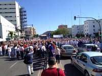 Más de 12.000 profesionales sanitarios se concentran en los principales hospitales en protesta por los recortes