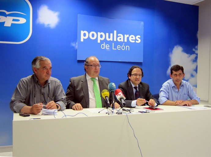 El Diputado Nacional Del PP Por León Eduardo Fernández (Centro Izquierda) Y El 