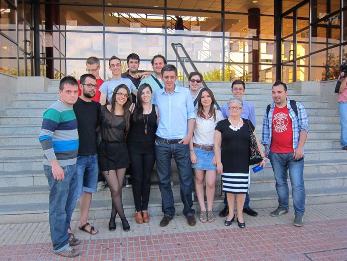 Eduardo Madina Con Un Grupo De Jóvenes A Las Puertas De La Facultad De Derecho D