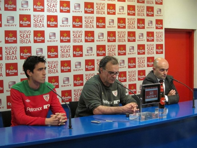 Marcelo Bielsa Junto Con Iraola En Rueda De Prensa