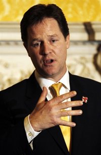 Clegg: la salida de Grecia del euro provocaría "una reacción en cadena"