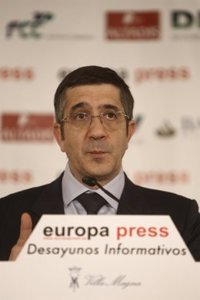 El lehendakari dice que "no comprenderá" que se silben "otros símbolos" que "merecen igual respeto" que la ikurriña