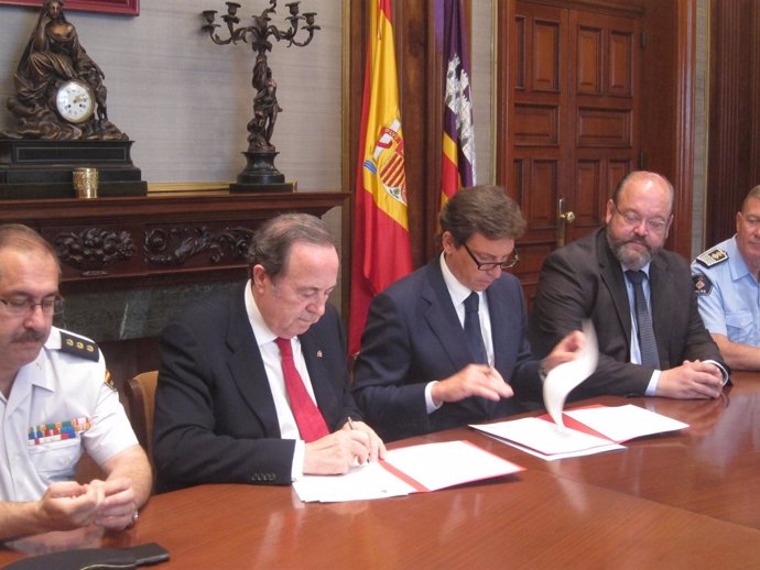 El Delegado Del Gobierno, José María Rodríguez, Junto Al Alcalde De Palma