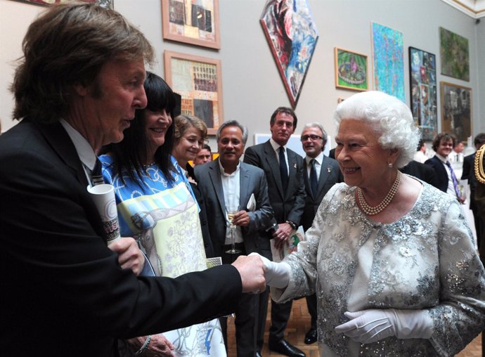 La Reina Isabel II rodeada de artistas