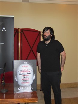 Miguel Lomba Posa Con El Cartel Que Ha Diseñado Para La Ópera De Oviedo
