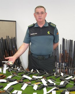 Antonio Bernabe Castro Con Algunas De Las Armas De La Subasta