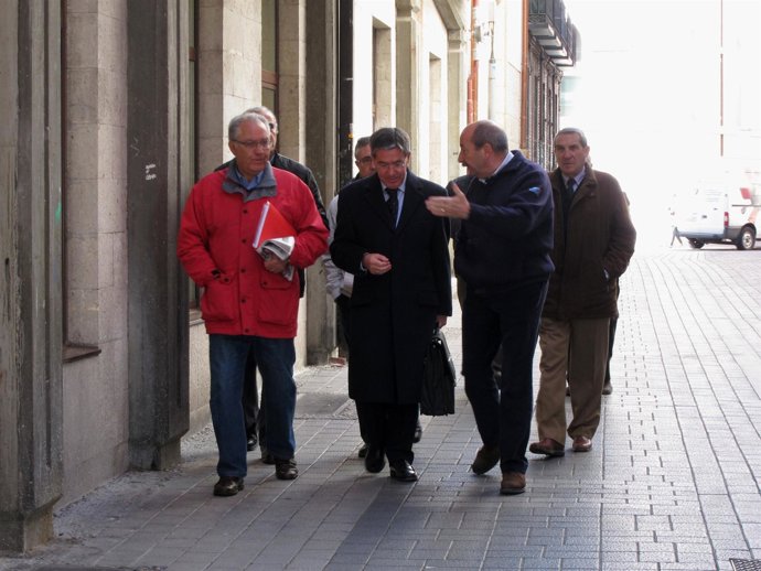Los demandantes y su abogado momentos antes de entrar en el juzgado.