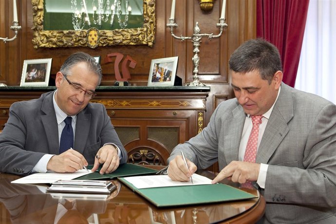 El Alcalde De Pamplona, Enrique Maya, Firma Un Acuerdo Con Cerrajeros.