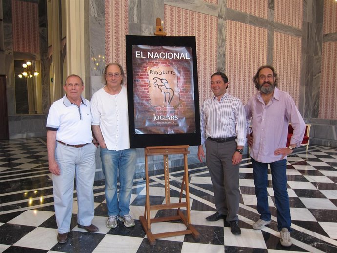 Gómez Y El Director Del Romea Con Dos Miembros De Els Joglars