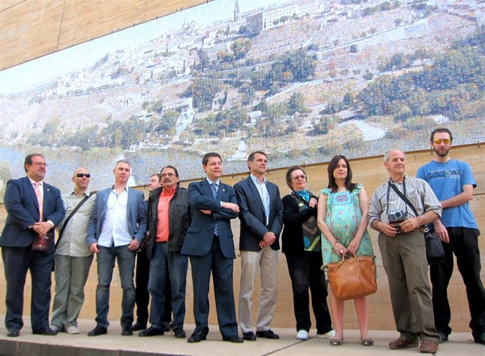 Page Y Concejales De Turismo Y Festejos En Mural