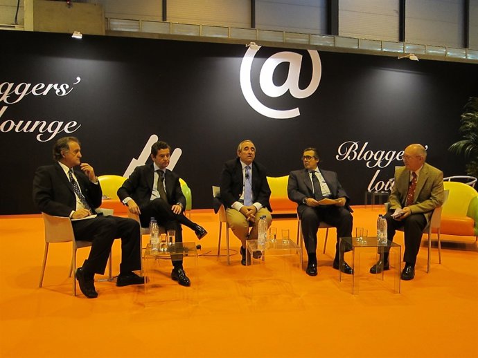 Mesa Redonda En El Salón Del Automóvil De Madrid