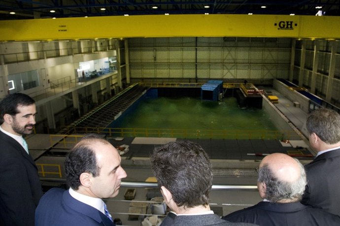 Diego Visita El Gran Tanque De Ingeniería Marítima