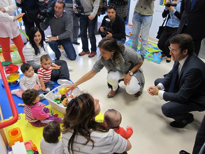Beatriz Mato Y Alberto Núñez Feijóo Visitan Una Escuela Infantil