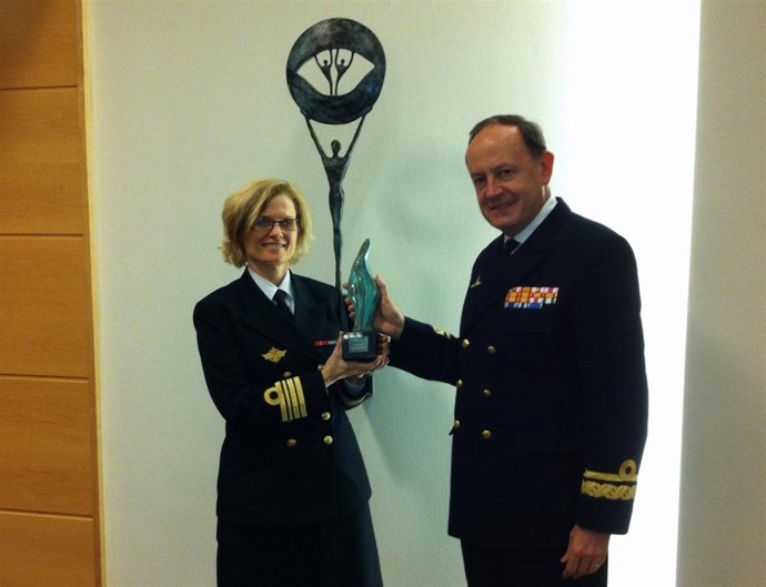 El Ministerio De Defensa Entrega El Premio 'Idoia Rodríguez' A La OTAN