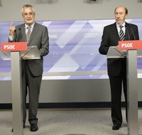 Griñán subraya que la negociación sobre el plan de ajuste mantendrá el criterio de reducir salarios sin despedir