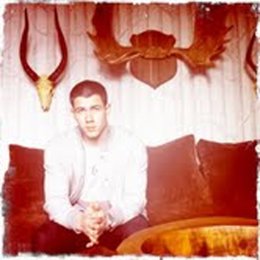 Nick Jonas con el pelo rapado 