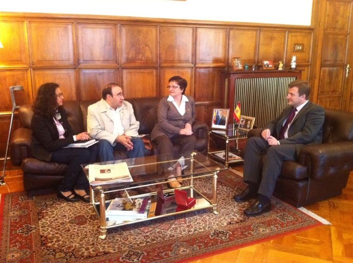 Bretón Junto A Miembros De La Asociación Para La Lucha Contra Enfermedad Renal