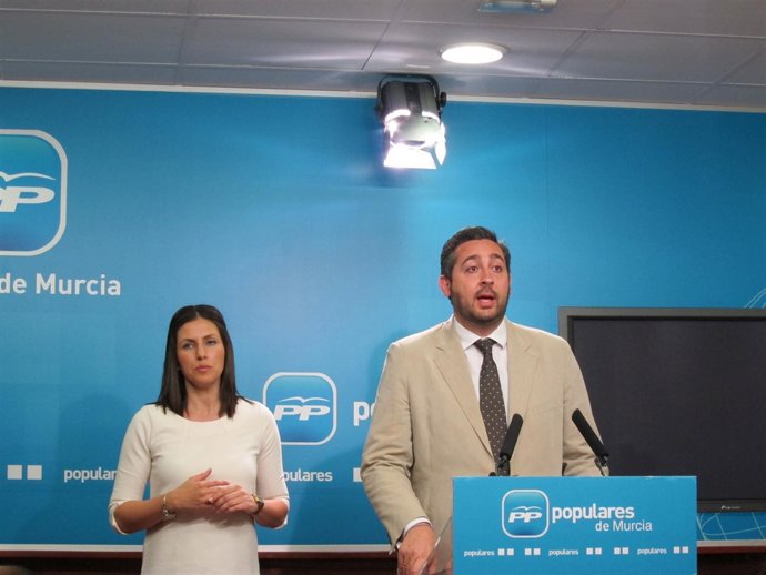 El Presidente De NNGG Junto A La Portavoz Del PP