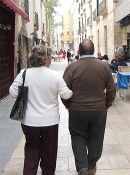 Una Pareja Pasea Por La Calle