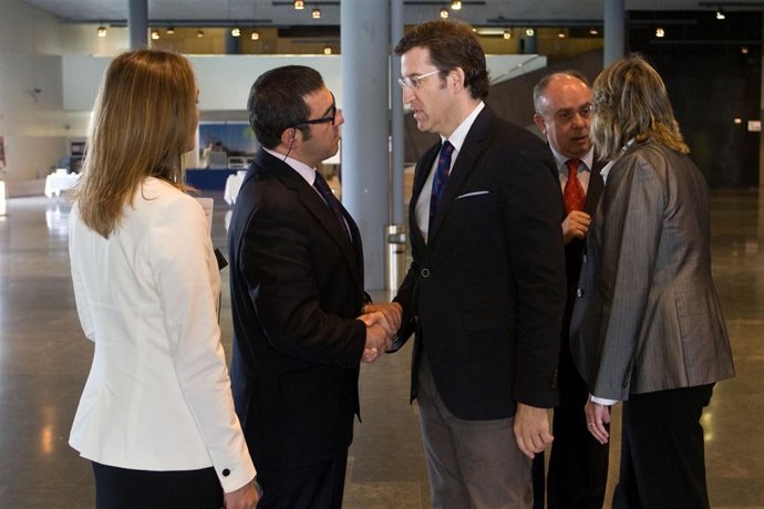 Alberto Núñez Feijóo Antes Hablar Con Los Medios En Un Acto De Confemadera
