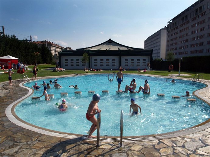 Niños En La Piscina 