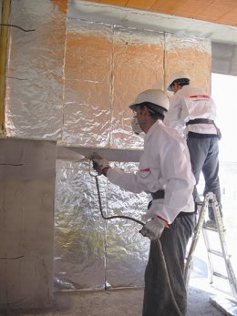 Operarios De Audiotec Proyectan Membranas Acústicas En Una Obra