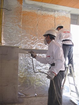 Operarios De Audiotec Proyectan Membranas Acústicas En Una Obra