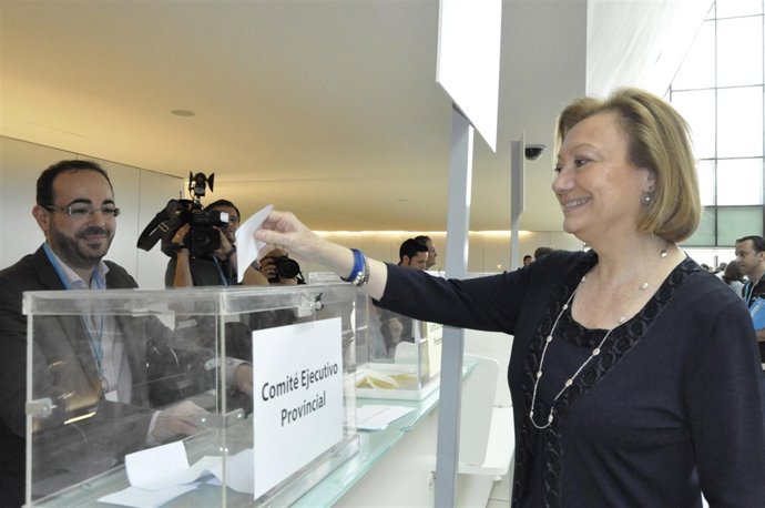 Luisa Fernanda Rudi Votando, En El Congreso Provincial
