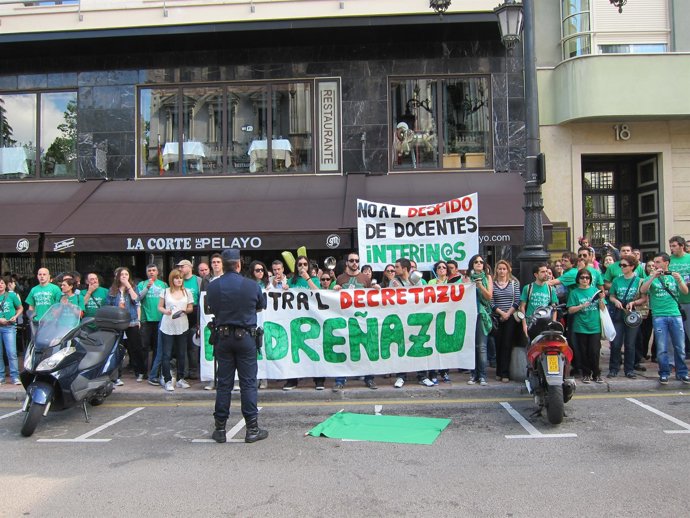 Manifestantes Frente A La Junta General