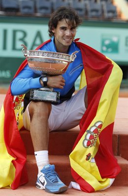 Rafael Nadal Con Su Trofeo De Roland Garros
