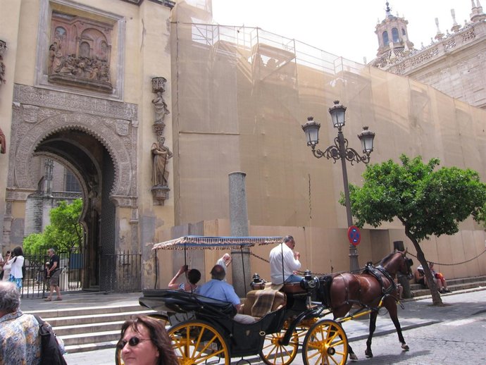 Lonas Y Andamios Sobre La Fachada Norte De La Catedral.